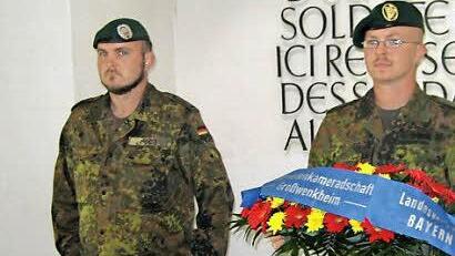 Natürlich gehört auch das dazu: David Hoidis (links), Stabsunteroffizier aus Großwenkheim, und Christian Übel, Hauptgefreiter aus Baunach, legten für die Reservisten ein Blumengebinde nieder.