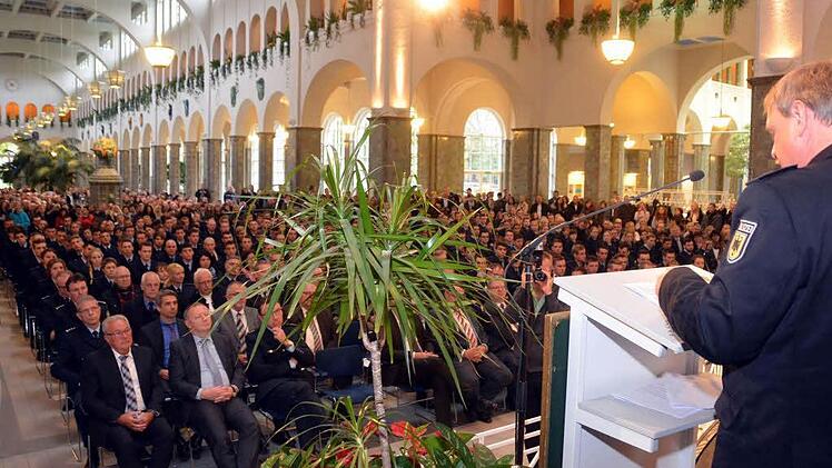 224 Polizeimeisteranwärter des neuen Ausbildungslehrgangs in Oerlenbach wurden in der Bad Kissinger Wandelhalle vereidigt.  Foto: Peter Rauch