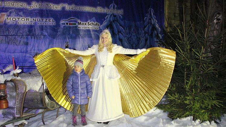 Das Christkind Melissa Dörfer posierte mit Besuchern am Selfie-Point. Foto: Friedwald Schedel
