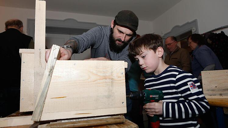 Nistkastenbau im Familientreff - gemeinsam mit dem LBV und der Traumgarten AG Foto: Matthias Hoch