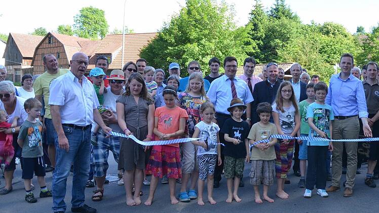 Viele Heldritter feierten die Eröffnung der neuen Brücke.