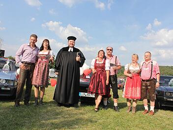 Pfarrer Tobias Knötig traute am Samstag vor den jeweiligen Ford-Capris (von links) Edmund und Regine Hinz, Jutta und Wilfried Rippl sowie Simone-Edith und Guido Schwermer kirchlich. Foto: Carsten Höllein
