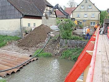 Die größte Baumaßnahme in der Marktgemeinde: Die Sanierung der Brücken und der Straße von Sendelbach nach Gräfenholz läuft. Für ein halbes Jahr bleibt der Verkehr gesperrt. Für Gräfenholz wird bei Wasser und Strom eine Notversorgung eingerichtet. Foto: Ralf Kestel
