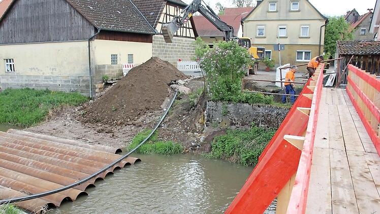 Die größte Baumaßnahme in der Marktgemeinde: Die Sanierung der Brücken und der Straße von Sendelbach nach Gräfenholz läuft. Für ein halbes Jahr bleibt der Verkehr gesperrt. Für Gräfenholz wird bei Wasser und Strom eine Notversorgung eingerichtet. Foto: Ralf Kestel