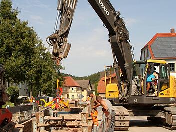 In der Stettfelder Hauptstraße wird gearbeitet. Das Kanalprojekt schreitet voran.  Fotos: Günther Geiling