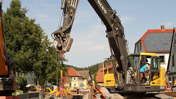 In der Stettfelder Hauptstraße wird gearbeitet. Das Kanalprojekt schreitet voran.  Fotos: Günther Geiling