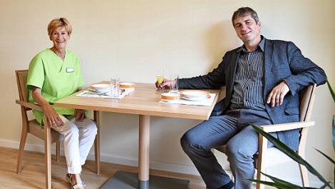Pfarrer Andreas Hornung und eine Pflegerin testeten das Mobiliar eines der Apartments im Betreuten Wohnen. Foto: Petra Malbrich