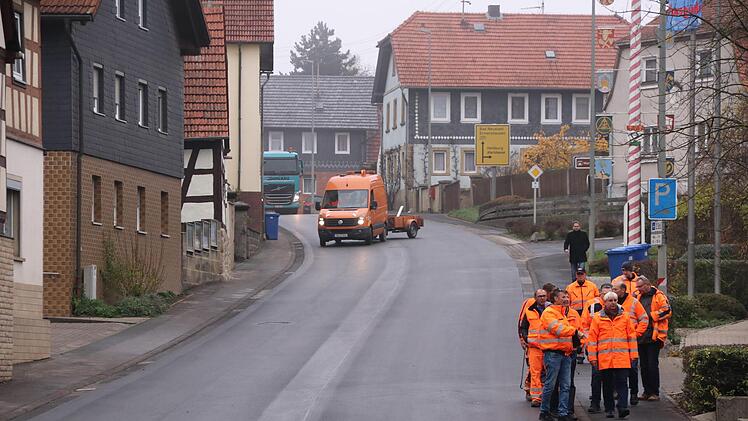 Vertreter des Bauamtes, der Gemeinde und der Baufirma bei der Freigabe der Ortsdurchfahrt von Maroldsweisach Helmut Will