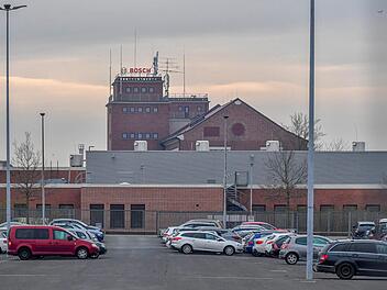 Das Bosch-Hauptwerk: Da wo sonst die Autos der Mitarbeiter eng an eng stehen, ist aktuell ausreichend Platz zum parken.Ronald Rinklef