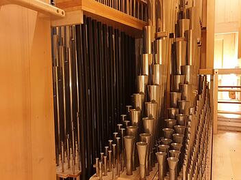 Nicht nur von außen imposant: Auch das Innere der Rieger-Orgel in der Petrikirche ist faszinierend. Bei den Kirchenmusik-Aktionstagen können Interessierte das beeindruckende Instrument ganz aus der Nähe und aus ungewöhnlicher Perspektive erleben. Foto: Dagmar Besand
