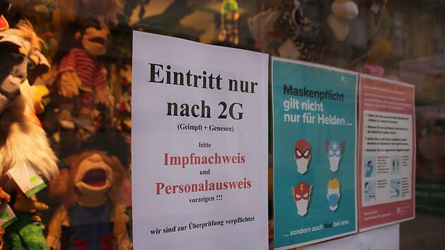 Wer nicht als Gesch&auml;ft des t&auml;glichen Bedarfs gilt - wie im Bild Spielwaren Ahlert - muss die 2G-Regelung kontrollieren. Das wird sich auf das Weihnachtsgesch&auml;ft auswirken.