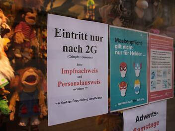 Wer nicht als Geschäft des täglichen Bedarfs gilt - wie im Bild Spielwaren Ahlert - muss die 2G-Regelung kontrollieren. Das wird sich auf das Weihnachtsgeschäft auswirken.