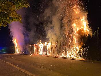 Hofheim: Heftiger Brand an Sportplatz löst Feuerwehr-Einsatz aus - Flammen hatten sich rasch ausgebreitet