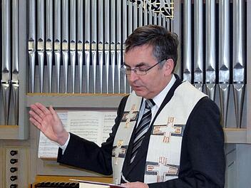 Domkapitular Dr. Helmut Gabel segnet die neuen Räume des Regionalzentrums. Fotos: Stühler