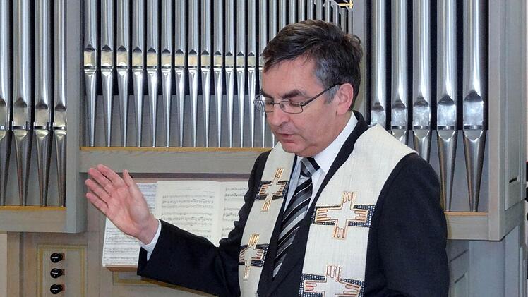 Domkapitular Dr. Helmut Gabel segnet die neuen Räume des Regionalzentrums. Fotos: Stühler