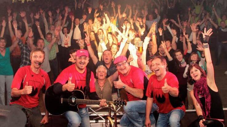 Die "Frankenr&auml;uber" aus G&auml;dheim feierten den Fachmedienpreis, den sie in der Kategorie "Beste Party-und Stimmungsband" in R&uuml;sselsheim erhalten haben. Unser Bild zeigt die Musikgruppe mit, von links: Ralf Fambach, Stefan M&uuml;ller, Armin Schuler, J&uuml;rgen Ullrich, Linda Sieber.  Foto: p