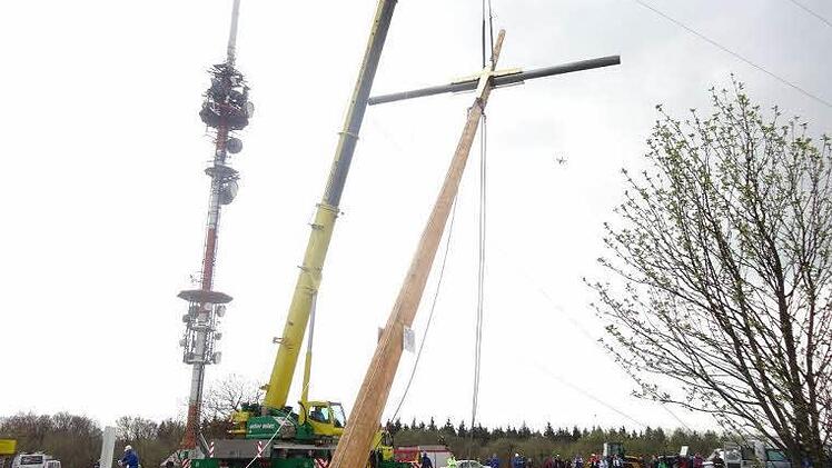 Der Kreuzberg hat sein Gipfelkreuz wieder. Eine Vielzahl Schaulustiger wohnte der Aufstellung des Kreuzes bei. Foto: Marion Eckert