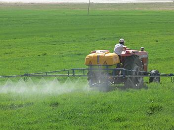 Spritzen gegen Unkräuter - in der Landwirtschaft gängige Praxis.