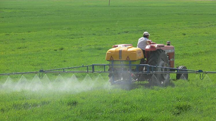 Spritzen gegen Unkräuter - in der Landwirtschaft gängige Praxis.