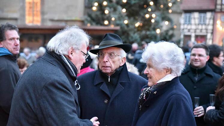 Viele kleine Gruppen, wie hier Altlandrat Walter Keller (Mitte) mit Gattin und Königsbergs Bürgermeister Claus Bittenbrünn (links), standen nach dem offiziellen Teil noch lange im Gespräch zusammen.