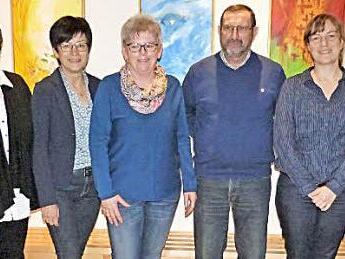 Der neue Vorstand des Ortsverschönerungs- und Gartenbauvereins Neuenmarkt (von links): Alfred Kern, Elisabeth Schröder, Birgit Holzum, Margitte Kastner, Werner Kiesswetter, Elisabeth Freundt, Kreisfachberater Friedhelm Haun und Elke Körner Foto: Werner Reißaus