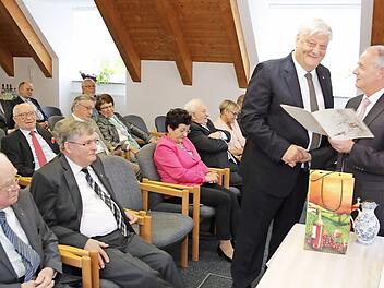Markus Grüner (r.) überreicht Willi Müller die Ernennungsurkunde zum Ehrenbürger. Foto: Franz Galster