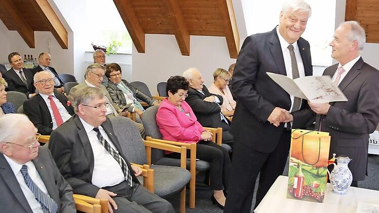 Markus Grüner (r.) überreicht Willi Müller die Ernennungsurkunde zum Ehrenbürger. Foto: Franz Galster