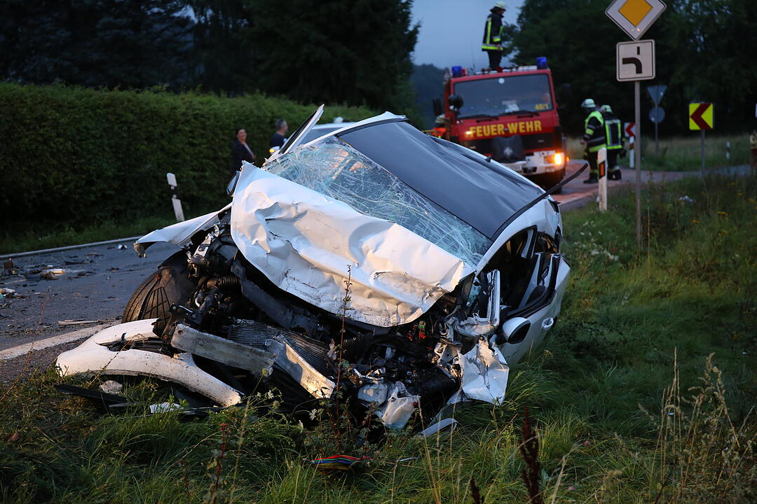 Kreis Kronach: Auto und Lkw kollidieren frontal – Zwei junge Menschen schwer verletzt