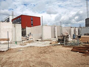 Die Konturen der neuen Kindertagesstätte neben dem Hotel Novina sind bereits zu erkennen. Foto: Richard Sänger