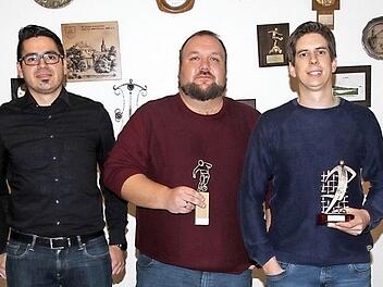 Die Spielerehrungen der DJK Weigelshofen (v. l.): Tom Schneider, Vorsitzender Jochen Löffelmann, Wolfgang Nagengast, Michael Kauer und Zweiter Vorsitzender Benedict Nagengast Foto: Mathias Erlwein
