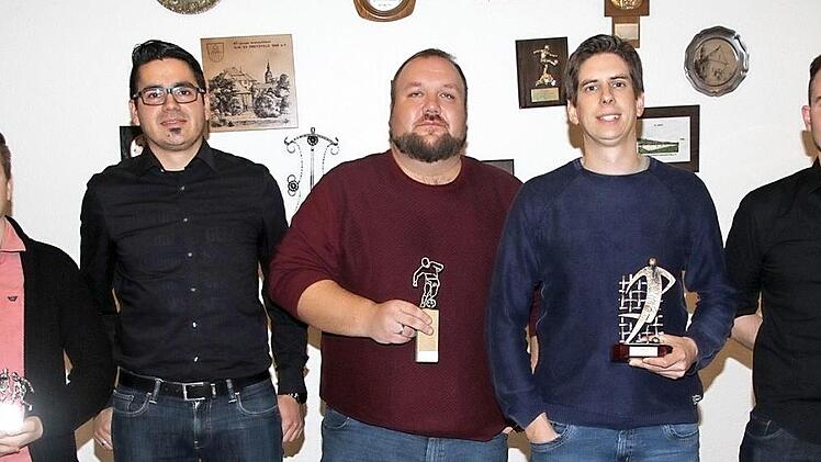 Die Spielerehrungen der DJK Weigelshofen (v. l.): Tom Schneider, Vorsitzender Jochen Löffelmann, Wolfgang Nagengast, Michael Kauer und Zweiter Vorsitzender Benedict Nagengast Foto: Mathias Erlwein