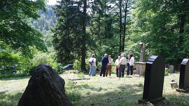 Beim Friedhof in Altglashütten schauten sich die Besucher sowohl die alten Grabsteine, als auch die Gedenksteine an.  Foto: Stephanie Elm