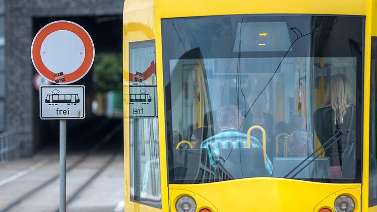 Ein Falschparker muss den Ersatzverkehr für die von ihm blockierte Straßenbahn zahlen: Das hat das Amtsgericht Frankfurt entschieden. Rund 1000 Euro kostet den Mann seine verkehrswidrige Aktion. Symbolfoto: arifoto UG/dpa-Zentralbild/dp