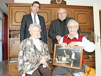 Landrat Helmut Ulm (hinten l.) und Bürgermeister Franz Streit (r.) gratulierten dem Jubelpaar Kunigunda und Hans Kornfeld. Foto: Sylvia Hubele