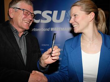 Ullrich Seelmann gab sein Amt an die neue Schriftführerin Christina Dollinger ab.  Foto: Gerd Schaar