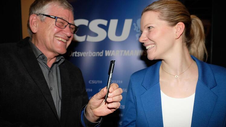 Ullrich Seelmann gab sein Amt an die neue Schriftführerin Christina Dollinger ab.  Foto: Gerd Schaar