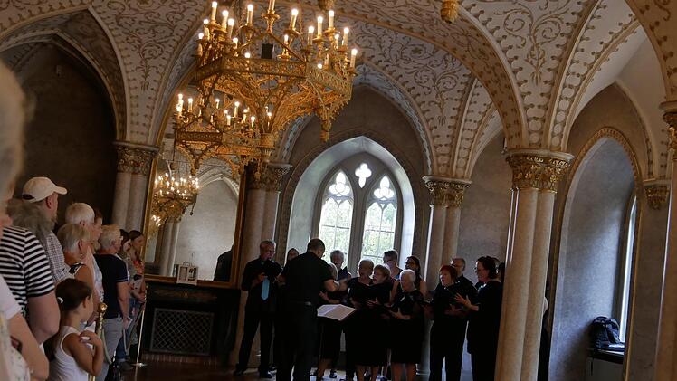 Die Saint-Gobain-Singers haben im Marmorsaal ihren Auftritt mit  einem Choral von Prinz Albert. Foto: Manja von Nida