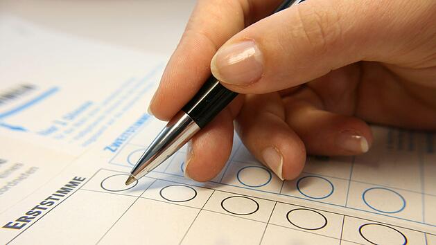 Im Landkreis Hof hat ein 19-Jähriger die meisten Stimmen im ersten Wahlgang erhalten und hat es in die Stichwahl geschafft. Symbolfoto: Deminos/Adobe Stock