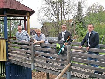 Glückwünsche erhielt Gerhard Wunder (Zweiter von rechts) von den Fraktionsvorsitzenden Jürgen Deuerling (SPD) und Jürgen Eckert (CSU) und Zweitem Bürgermeister Frank Hauck.