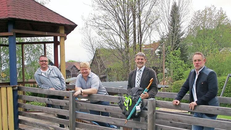 Glückwünsche erhielt Gerhard Wunder (Zweiter von rechts) von den Fraktionsvorsitzenden Jürgen Deuerling (SPD) und Jürgen Eckert (CSU) und Zweitem Bürgermeister Frank Hauck.