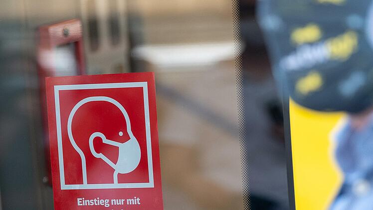 Maskenverweigerern in Bussen und Bahnen drohen  Bußgelder.