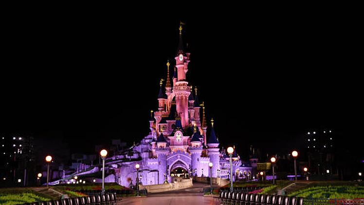 Eine Ikone der Freizeitparkszene weltweit: Das von Ludwigs Neuschwanstein inspirierte Dornröschenschloss im Disneyland Paris während einer Frühjahrs-Modeschau der Pariser Fashion Week.