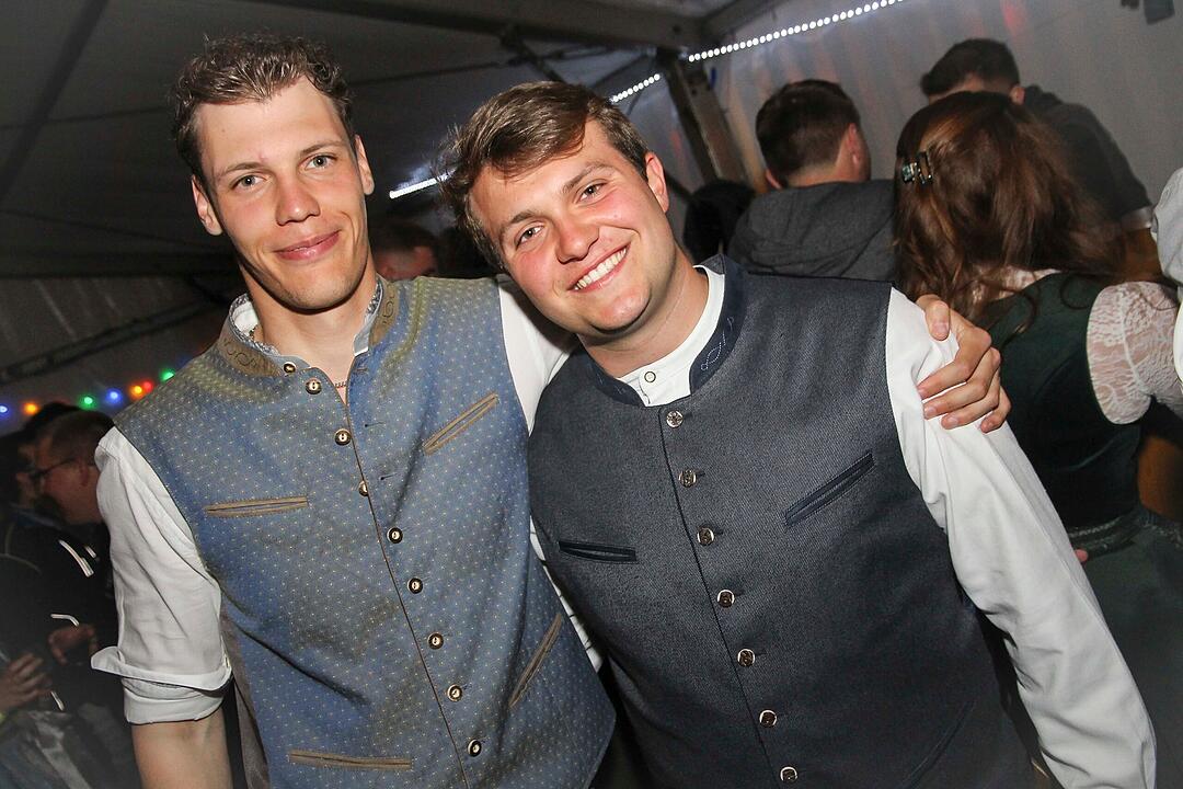 Dirndl vs. Lederhosen