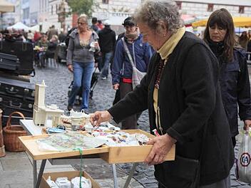Kühles Herbstwetter hielt am Wochenende viele Händler vom Coburger Flohmarkt fern. Die Kundschaft ließ sich vom Regen weniger beeindrucken. Foto: Katja Nauer