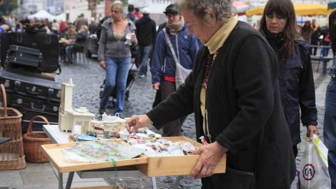 Kühles Herbstwetter hielt am Wochenende viele Händler vom Coburger Flohmarkt fern. Die Kundschaft ließ sich vom Regen weniger beeindrucken. Foto: Katja Nauer