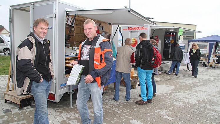 Auch die Infostände sind von Interessenten dicht umlagert.