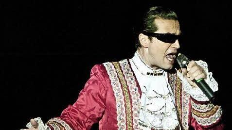 Alexander Kerbst überzeugt als Falco-Double.