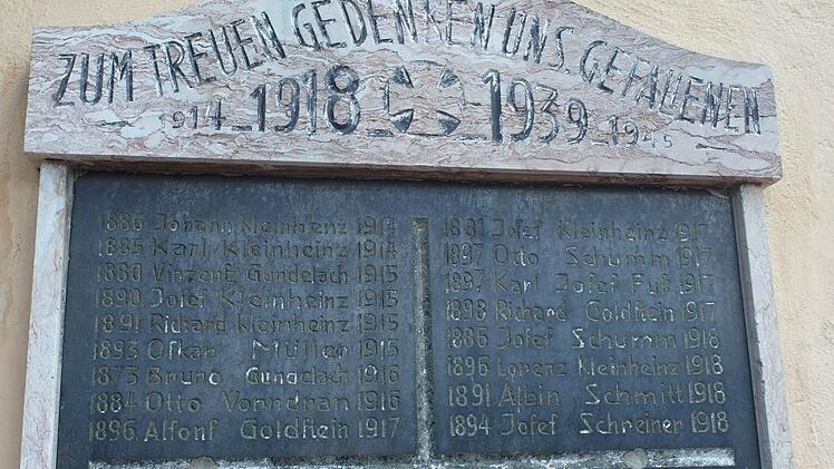 17 Namen sind in Stein gemeißelt. Die Ortschronik listet 18 gefallene Wildfleckener auf.