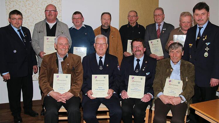 Armin Stolz, Fritz Metzger, Roland Klemmer und Lothar Kess; (hinten, von links): Hermann Desch, Manfred Herzog, Dieter Schubert, Helmut Scholl, Heinz Hämel, Jürgen Rübeck, Martin Schneider und Klaus Lutz.  Foto: Schaar