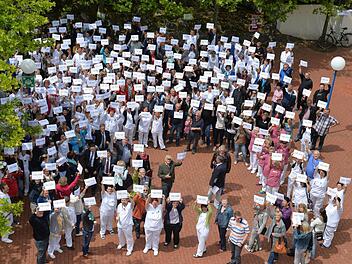 Schilder hoch für mehr Personal und bessere Arbeitsbedingungen: Rund 400 Beschäftigte der Sozialstiftung machten mit.  Foto: Ronald Rinklef
